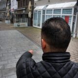 Ein Mann zeigt auf die Stelle, an der ein 36-jähriger Kamener in der Silvesternacht angegriffen wurde.