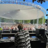 Phil Fuldner steht hinter dem DJ-Pult auf der Bühne beim Sunset Beach Festival 2024.