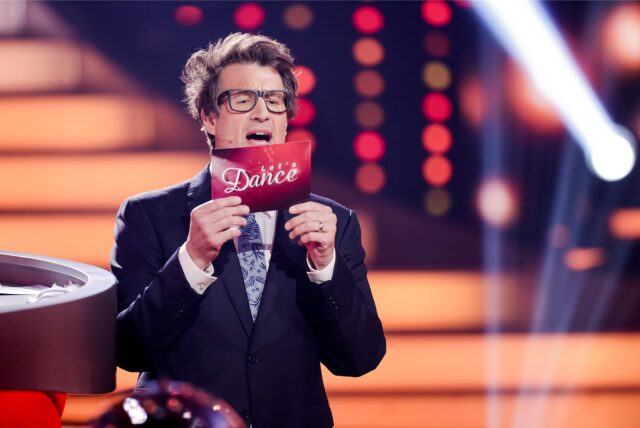 Moderator Daniel Hartwich liest im Studio der RTL-Tanzshow „Let’s Dance“ von einer Moderationskarte.