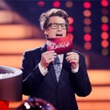 Moderator Daniel Hartwich liest im Studio der RTL-Tanzshow „Let’s Dance“ von einer Moderationskarte.