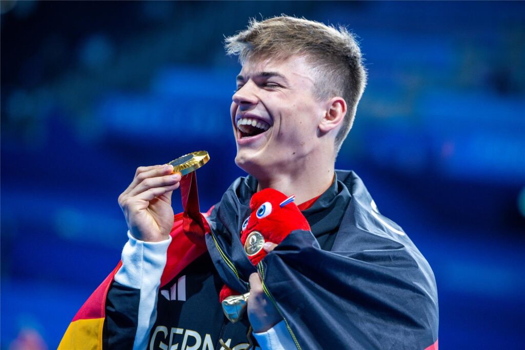 Taliso Engel, Kandidat von Let's Dance 2025, freut sich bei den paralympischen Spielen in Paris über seine Goldmedaille im Schwimmen.