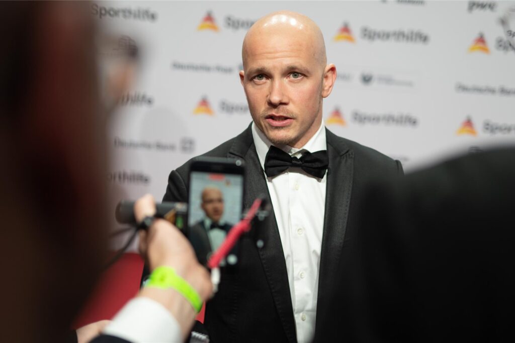 Fabian Hambüchen, Kandidat von Let's Dance 2025, steht beim Ball des Sports auf dem Roten Teppich.
