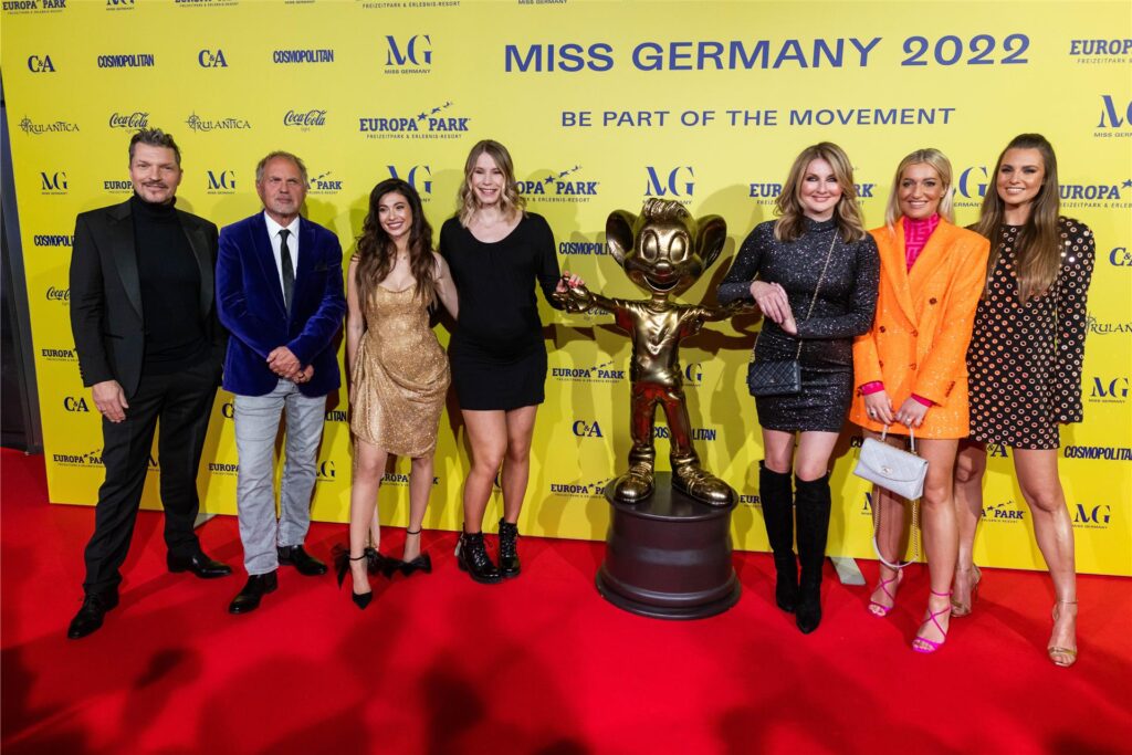Die Jurymitglieder der Wahl zur Miss Germany stehen in einem Gebäude des Europa-Park auf einem Karussel: Hardy Krüger Jr., Uwe Ochsenknecht, Paola Maria (Kandidatin von Let's Dance 2025), Aline Rotter-Focken, Frauke Ludowig, Karo Kauer und Laura Wontorra.