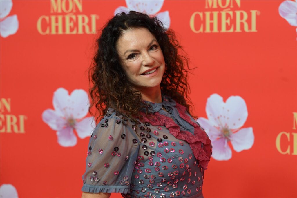 Schauspielerin Christine Neubauer, Kandidatin von Let's Dance 2025, beim Mon-Cheri-Barbaratag im Schloss Nymphenburg.