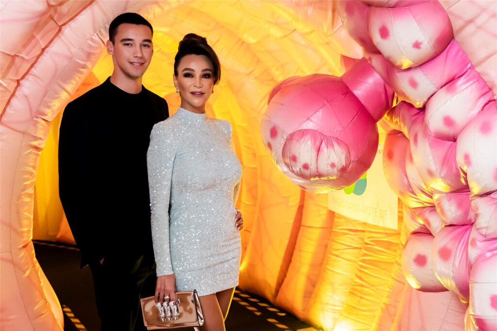 Diego Pooth, Kandidat von Let's Dance 2025, steht mit seiner Mutter Verona Pooth vor der Verleihung des Felix Burda Award 2024 im Hotel 