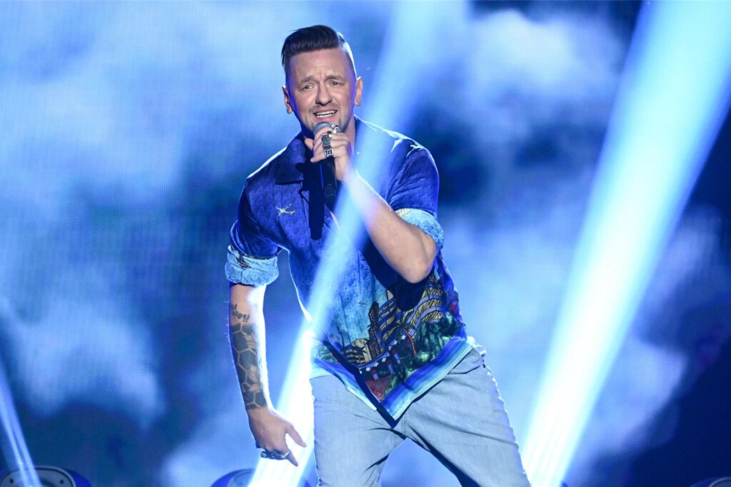 Sänger Ben Zucker, Kandidat von Let's Dance 2025, steht bei der Aufzeichnung der 