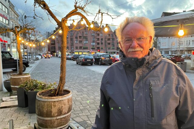 Alois Bredl steht auf dem Marktplatz in Castrop-Rauxel.