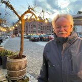 Alois Bredl steht auf dem Marktplatz in Castrop-Rauxel.