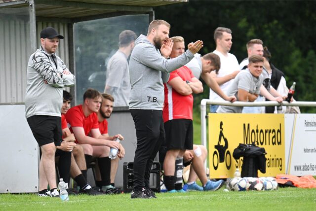 Bleibt Tim Braun auch in der kommenden Saison Trainer bei Teutonia SuS Waltrop?