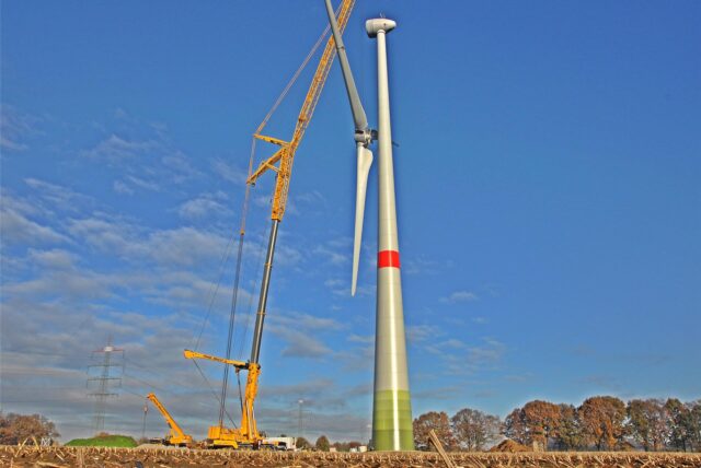 Am Windrad wird ein Rotor aufgezogen.