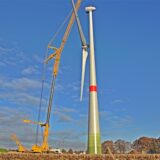 Am Windrad wird ein Rotor aufgezogen.