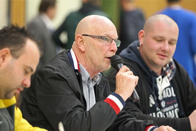 Klaus Holzner (am Mikrofon) ist Vorsitzender der Sportfreunde Habinghorst/Dingen.