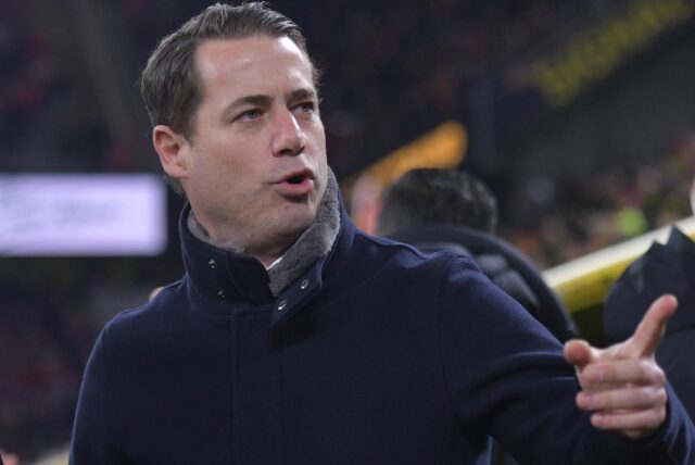 BVB-Sportgeschäftsführer Lars Ricken gestikuliert.