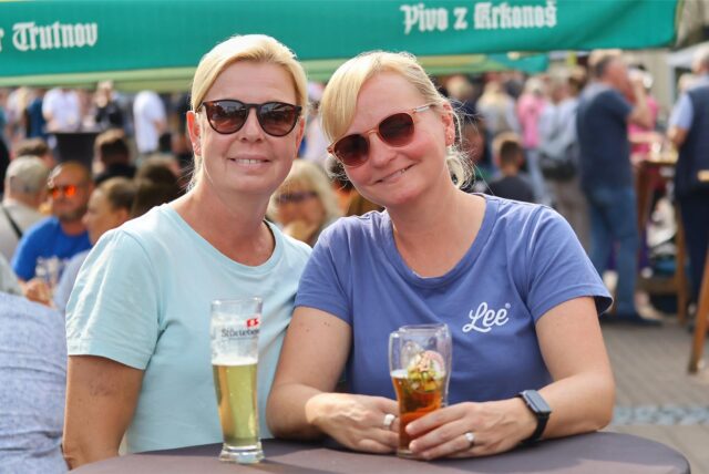 Zwei Frauen trinken ein Bier auf der Bierbörse 2024.