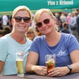Zwei Frauen trinken ein Bier auf der Bierbörse 2024.