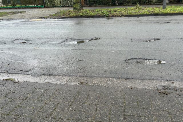 Die Fahrbahn der Westerbachstraße in Oer-Erkenschwick ist mit kleinen Löchern gespickt.