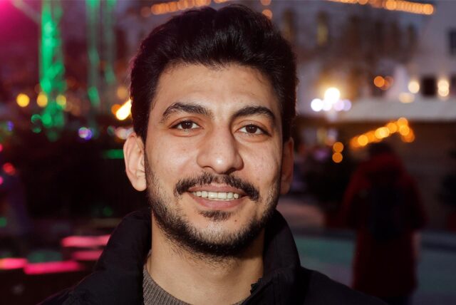 Hisham Hawari, ein junger Mann mit dunklen Haaren und Bart.
