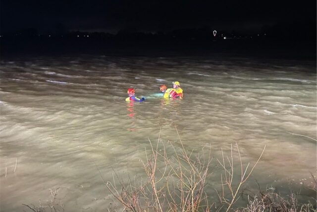 Strömungsretter der DLRG sichern das Fahrzeug aus dem Rhein in Xanten.