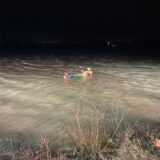 Strömungsretter der DLRG sichern das Fahrzeug aus dem Rhein in Xanten.