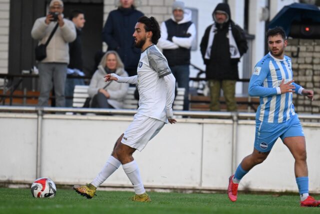 Niyazi Baysan passt den Ball