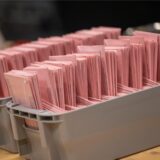 Umschläge mit Briefwahlstimmen werden im Briefwahlzentrum der Stadt sortiert.