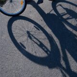 Ein Fahrradfahrer wirft einen Schatten auf die Straße.