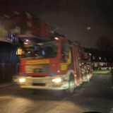 Ein Feuerwehrfahrzeug fährt eine Straße entlang.