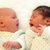 Zwei neugeborene Babys