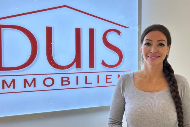 Silke Duis steht im Büro ihrer Firma Duis Immobilien.