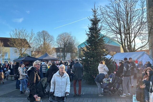 Menschen beim Adventsmarkt auf dem Neuroder Platz in Castrop-Rauxel.