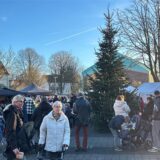 Menschen beim Adventsmarkt auf dem Neuroder Platz in Castrop-Rauxel.