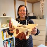 Physiotherapeutin Britta Deitermann aus Haltern zeigt ein Beckenmodell