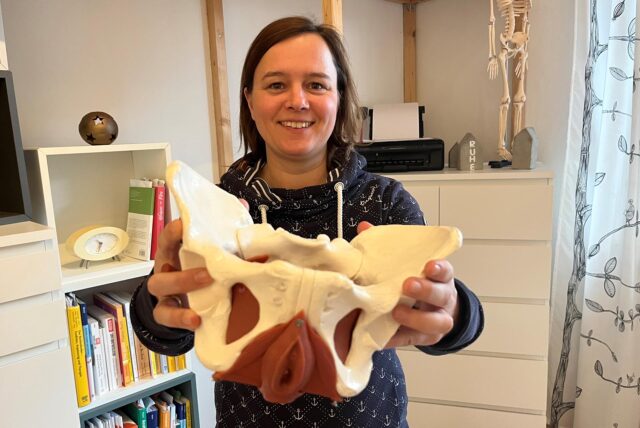 Physiotherapeutin Britta Deitermann aus Haltern zeigt ein Beckenmodell