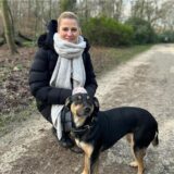 Eine Frau mit einem Hund.