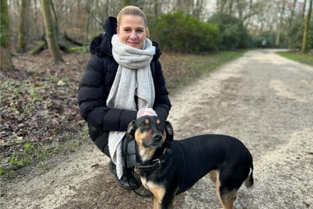 Eine Frau mit einem Hund.