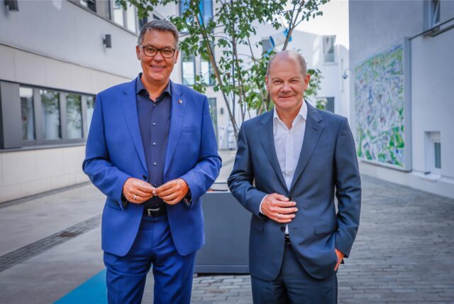 Im August 2021 stehen Dortmunds Oberbürgermeister Thomas Westphal und der damalige SPD-Kanzlerkandidat Olaf Scholz im Innenhof von Lensing Media.