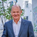 Im August 2021 stehen Dortmunds Oberbürgermeister Thomas Westphal und der damalige SPD-Kanzlerkandidat Olaf Scholz im Innenhof von Lensing Media.