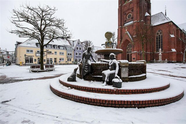Schneebedeckter Brunnen auf dem Marktplatz in Haltern