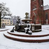 Schneebedeckter Brunnen auf dem Marktplatz in Haltern