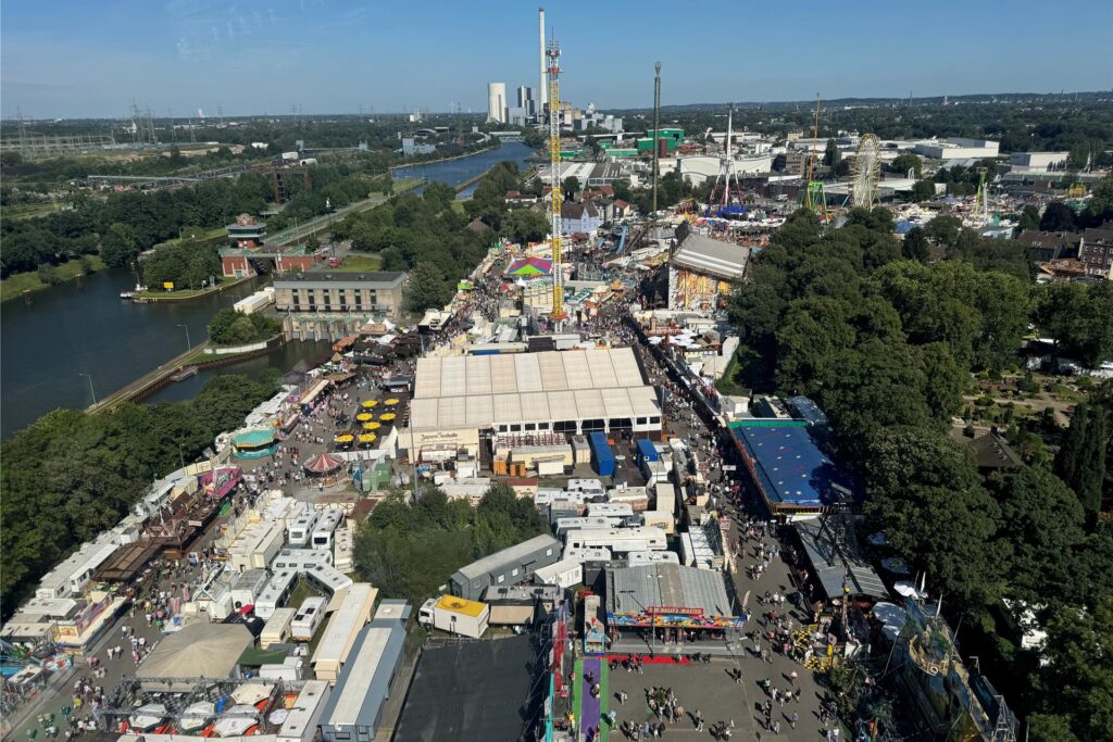 Blick über die Cranger Kirmes aus dem Aussichtsurm Blick über die Cranger Kirmes aus dem Aussichtsurm
