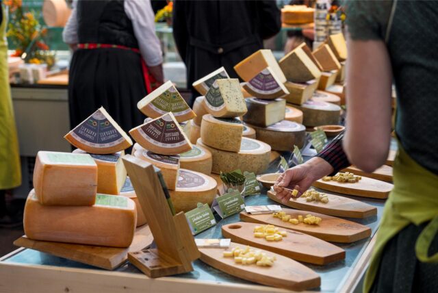 Verschiedene Sorten Käse können an einem Stand auf einem Holland-Markt in NRW probiert werden.