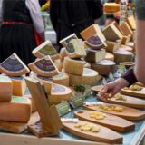 Verschiedene Sorten Käse können an einem Stand auf einem Holland-Markt in NRW probiert werden.