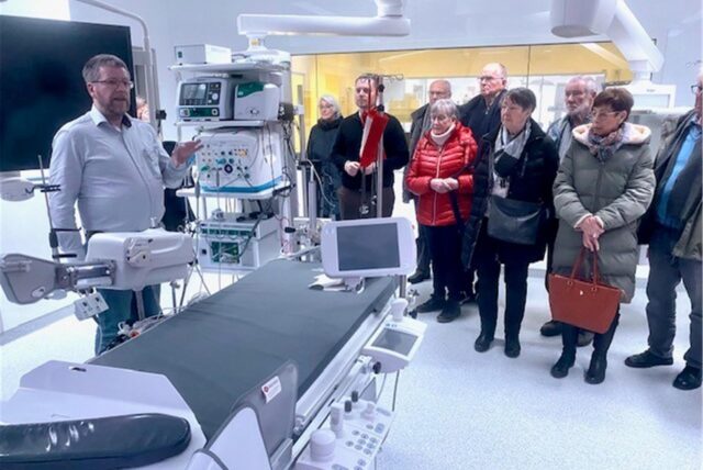 Mitglieder der Senioren Union stehen um den Linkskatheter-Messplatz in der kardiologischen Abteilung des St. Elisabeth Krankenhauses.