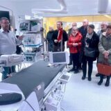 Mitglieder der Senioren Union stehen um den Linkskatheter-Messplatz in der kardiologischen Abteilung des St. Elisabeth Krankenhauses.
