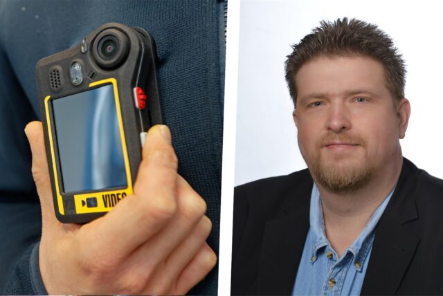 Ein Mitarbeiter der Blankenburger Firma Netco Professional Services GmbH prüft eine Bodycam. Daneben der Arbeitsdirektor des Klinikums Dortmund: Michael Kötzing.