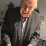 Karl Gerhard Schlüter blättert in seinem Wohnzimmer in Herten-Westerholt in den Tagebüchern seines verstorbenen Vaters.