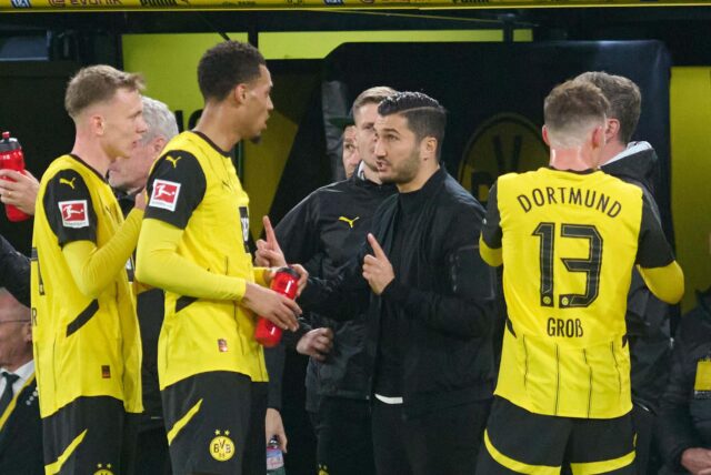 Nuri Sahin bespricht sich mit seinen Spielern.