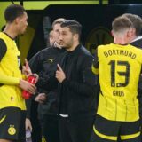 Nuri Sahin bespricht sich mit seinen Spielern.