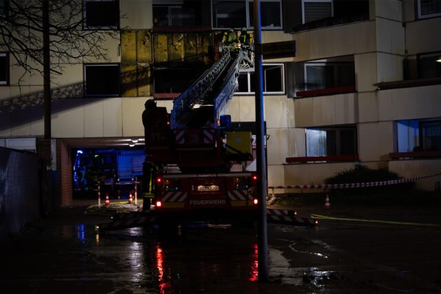 Die Drehleiter der Feuerwehr vor einem Mehrfamilienhaus in Dorsten