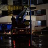Die Drehleiter der Feuerwehr vor einem Mehrfamilienhaus in Dorsten